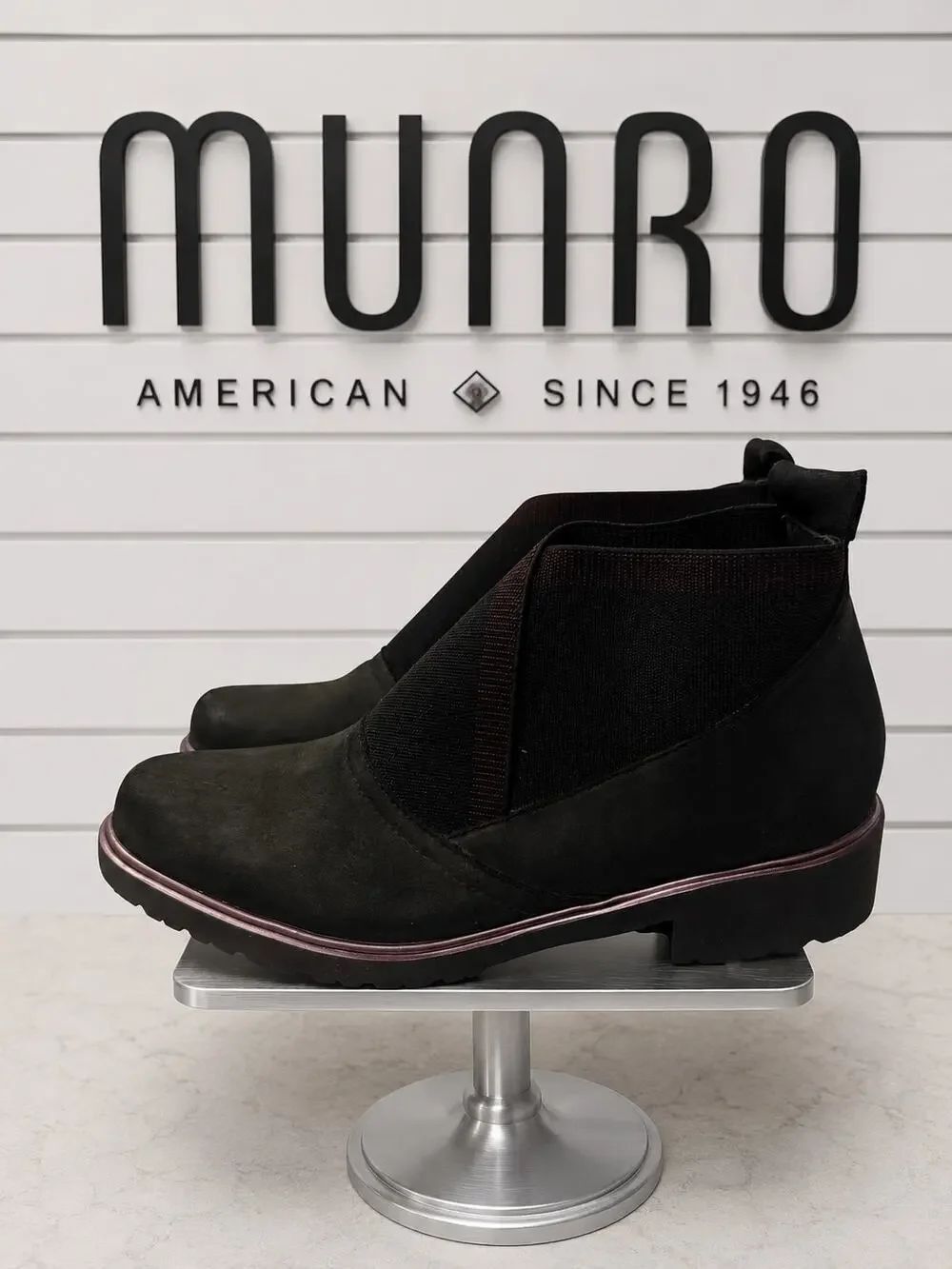 Munro Kinston Black Suede Chelsea Boots Women’s 7.5N NWOB Made in USA